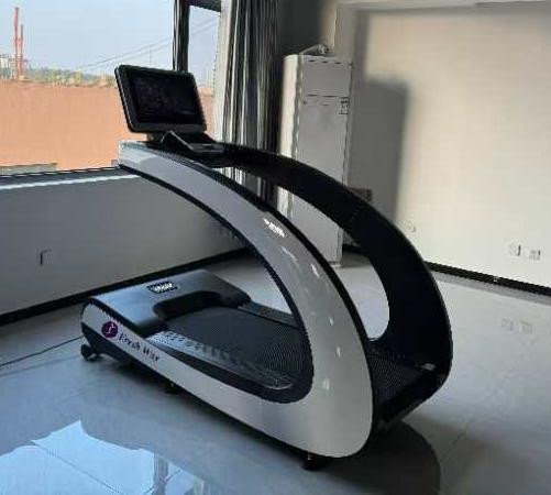 تردمیل باشگاهی غول پیکر برند فرش وی نیوفیس 2025 با تحمل وزن آزاد و قدرت موتور پیک 7 اسب بخار AC مدل FW7900