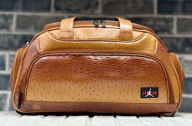 ساک طرح چرم سه کاره نایک و جردن با جنس دراگون با قابلیت کوله شدن و دارای جا کفشی کد ٢١۳