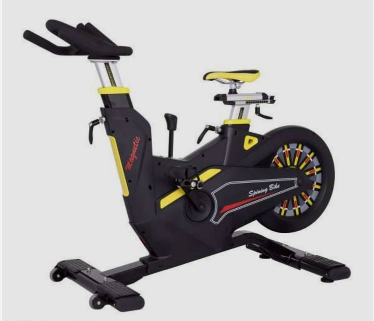 دوچرخه اسپینینگ ام بی اچ فیتنس با تحمل وزن ۲۰۰ کیلوگرم و فلایویل ۲۵ کیلوگرمی مدل MBH M-5811