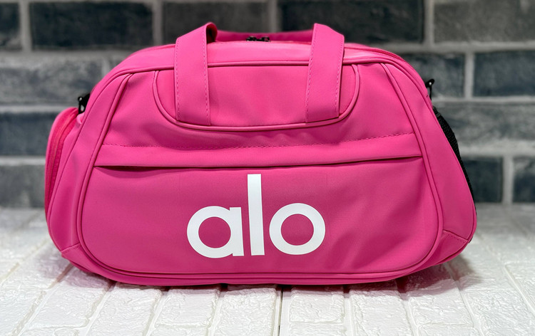 ساک طرح چرم مثلثی دارای جا کفشی و جا شیکری برند الو کد ۲۰۴