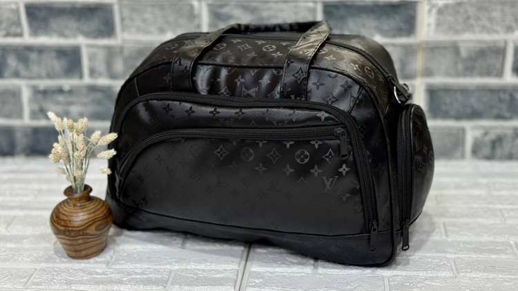 ساک طرح چرم کلاسیک ال وی (LV) دارای جا کفشی و آستر خارجی کد ۲۱۲