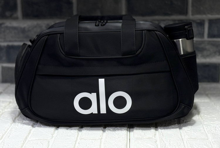 ساک طرح چرم مثلثی دارای جا کفشی و جا شیکری برند الو کد ۲۰۴