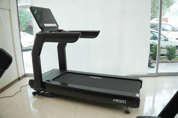 تردمیل باشگاهی برند اکستریم با قدرت موتور پیک ۶ اسب بخار AC و تحمل وزن نامحدود مدل M620